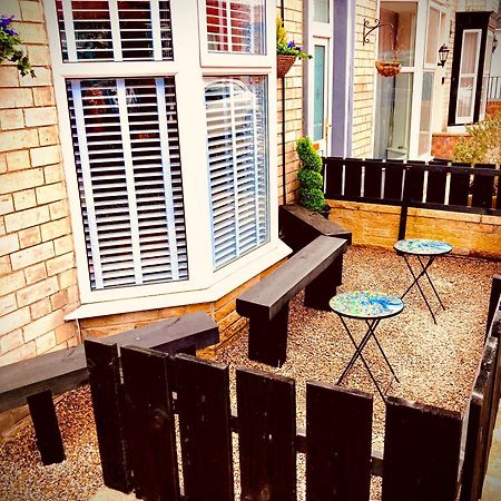 Falcon Retreat Whitby Villa Екстериор снимка